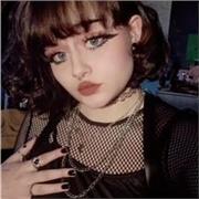 Je peux enseigner les arts plastiques, ainsi que le français, l'anglais et de l'espagnol assez simple